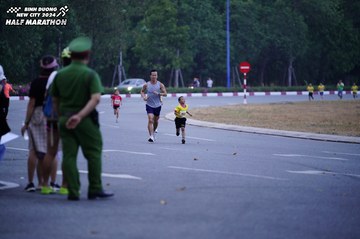 BINH DUONG NEW CITY HALF MARATHON 2024 - Ảnh #1724962