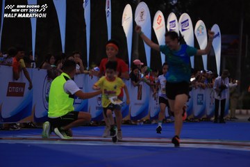 BINH DUONG NEW CITY HALF MARATHON 2024 - Ảnh #1729189