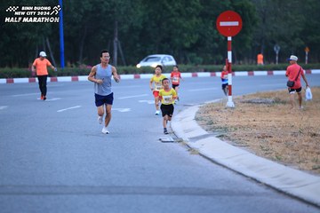 BINH DUONG NEW CITY HALF MARATHON 2024 - Ảnh #1726084