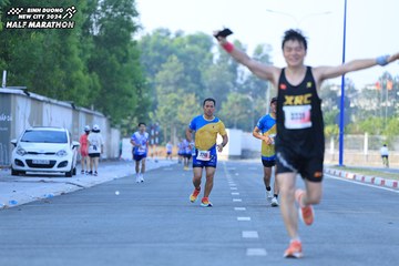 BINH DUONG NEW CITY HALF MARATHON 2024 - Ảnh #1766365