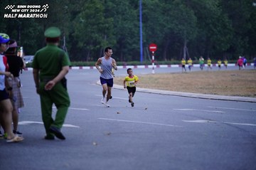 BINH DUONG NEW CITY HALF MARATHON 2024 - Ảnh #1724974