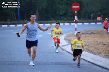 BINH DUONG NEW CITY HALF MARATHON 2024 - Ảnh #1726111
