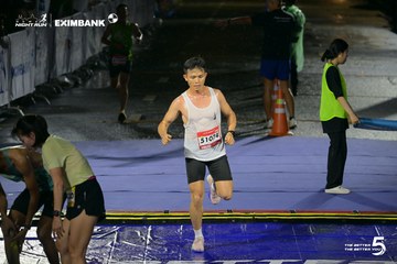 Photo HO CHI MINH CITY NIGHT RUN EXIMBANK 2026 - d5ec281aa1a0fca01568a71fb1c5f766.jpg